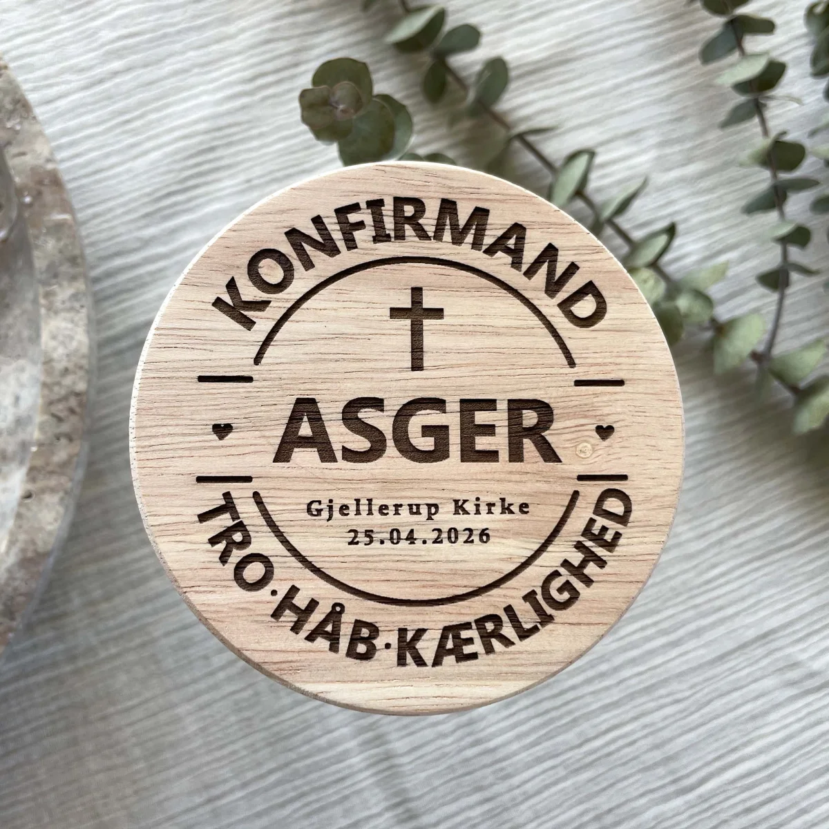 Konfirmationsgave – glaskrukke med trælåg og indgraveret navn og dato