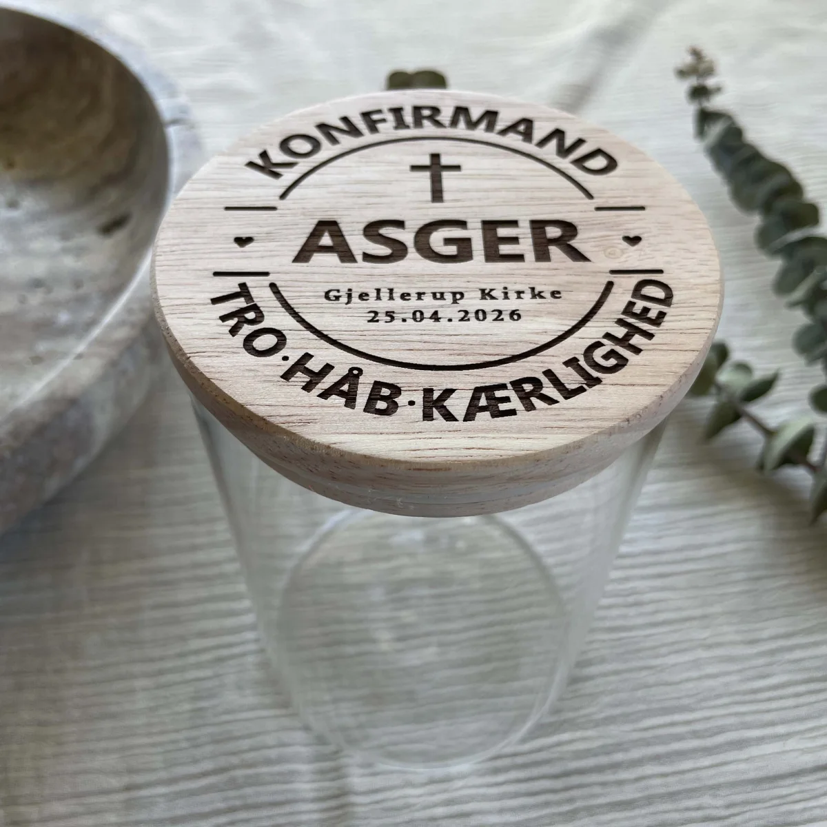 Glaskrukke med trælåg indgraveret med navn, dato og teksten TRO, HÅB & KÆRLIGHED – billede 2