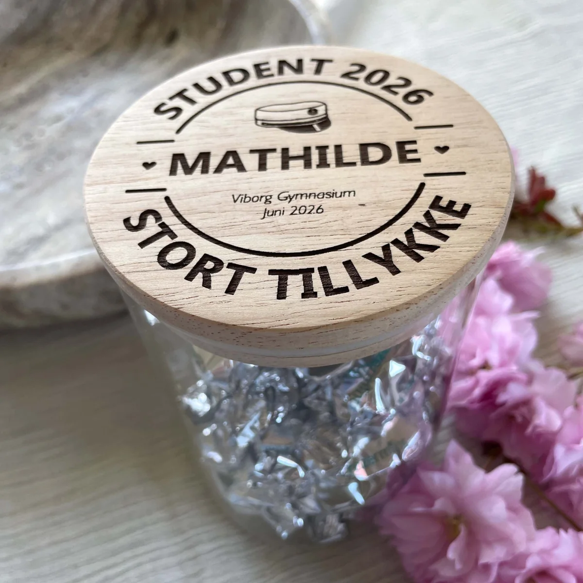 Glaskrukke med trælåg indgraveret med studenterhue, navn, dato og uddannelsessted – billede 2