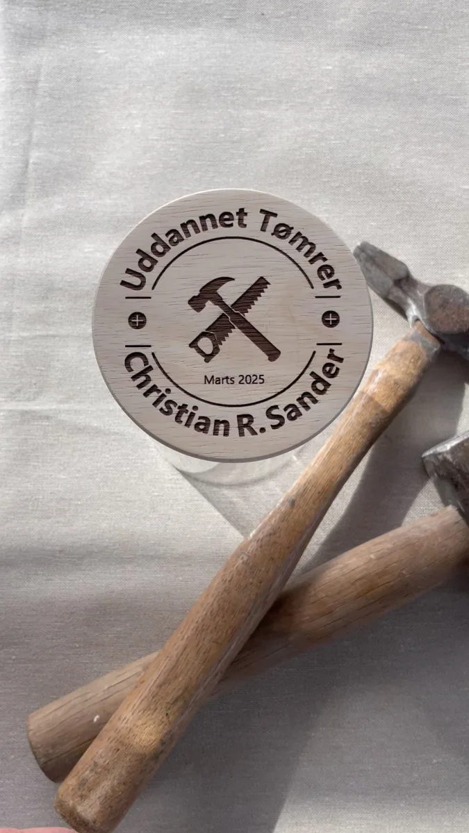 Glaskrukke med trælåg indgraveret med navn, dato samt hammer og sav til tømrersvend – billede 6
