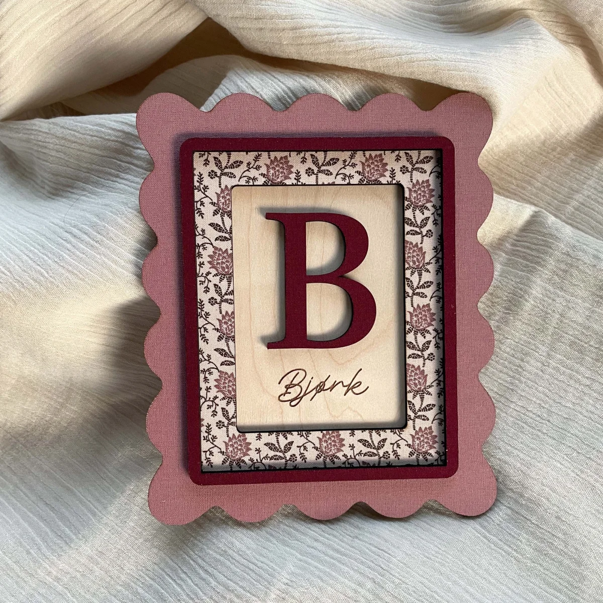 Vægtavle med initial, navn og dato – rosa blomst