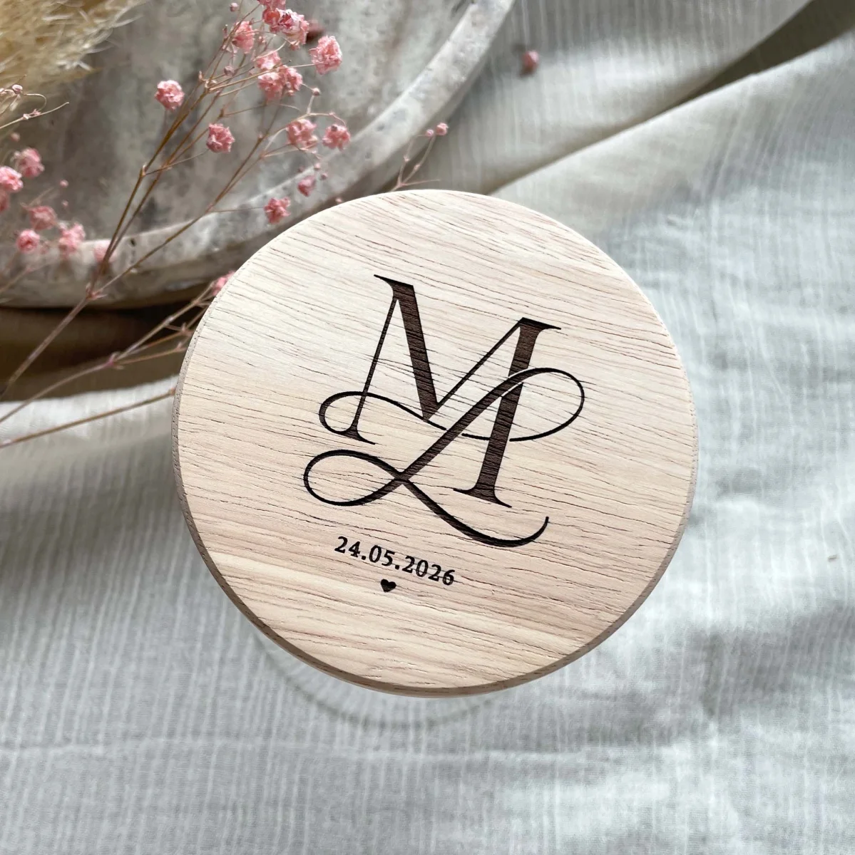 Bryllupsgave: glaskrukke med monogram og dato indgraveret i trælåget