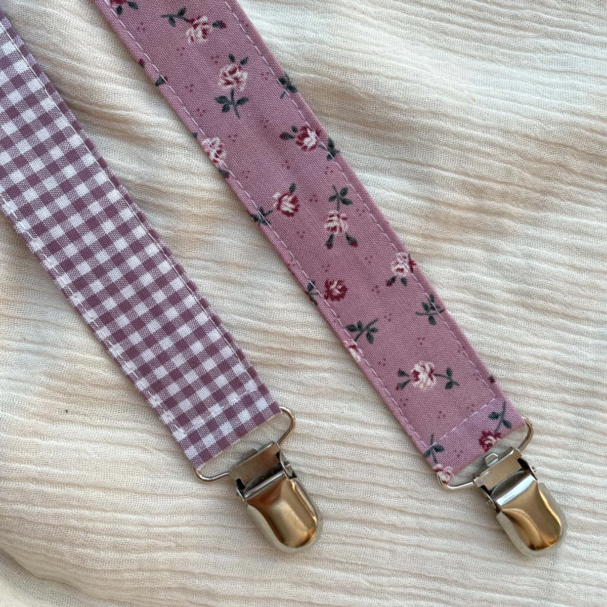 To suttesnore i rosa nuancer, en med tern og en med blomsterprint – billede 3