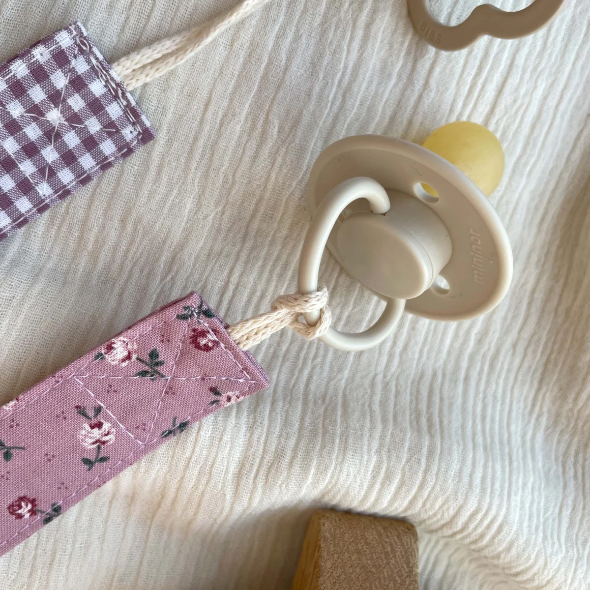 To suttesnore i rosa nuancer, en med tern og en med blomsterprint – billede 4