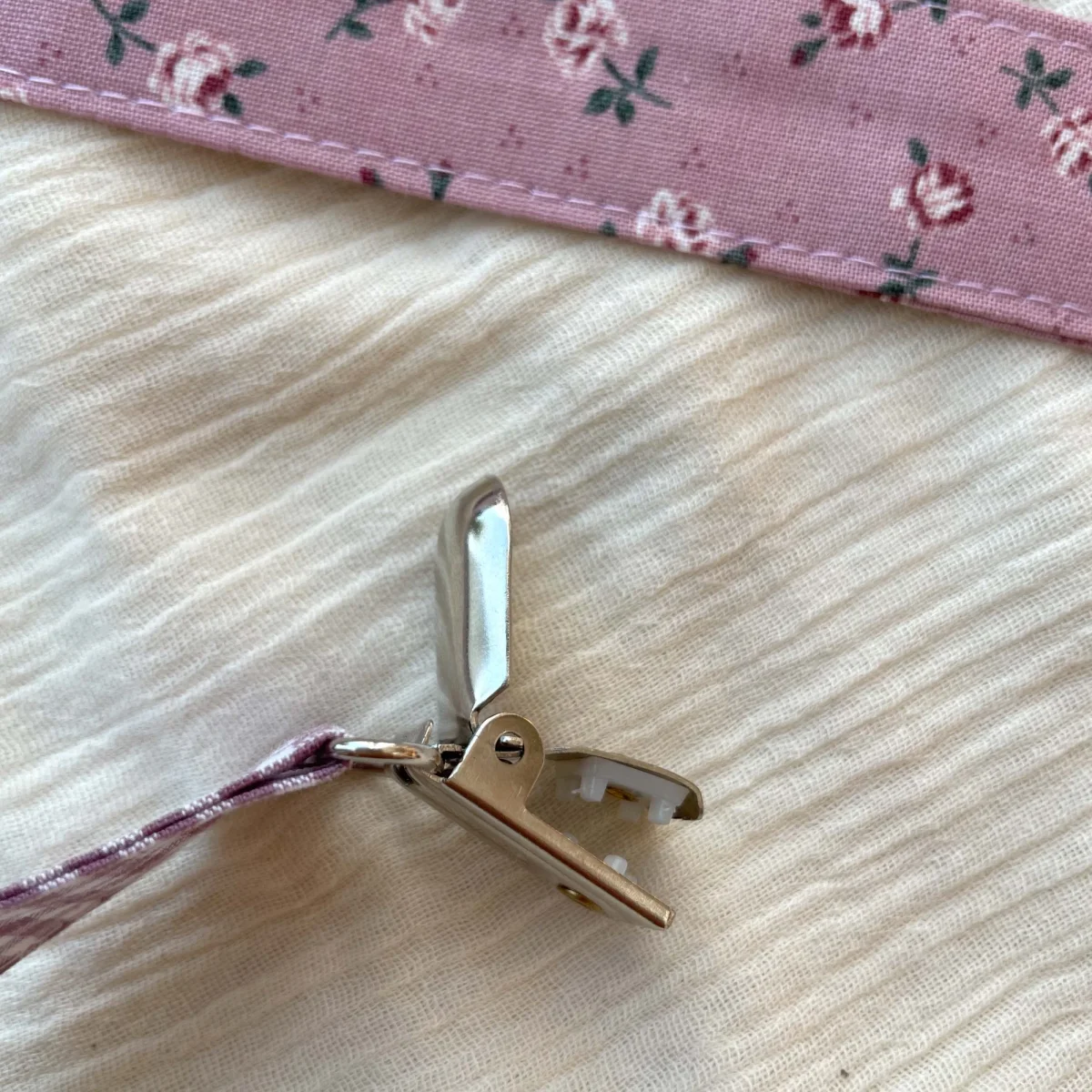To suttesnore i rosa nuancer, en med tern og en med blomsterprint – billede 5