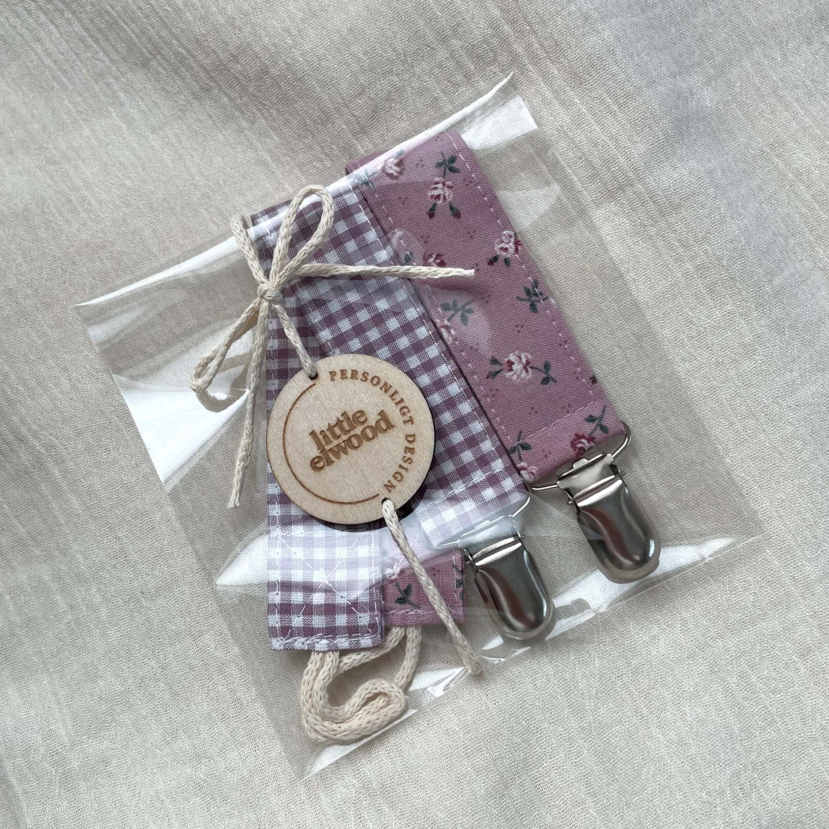 To suttesnore i rosa nuancer, en med tern og en med blomsterprint – billede 6