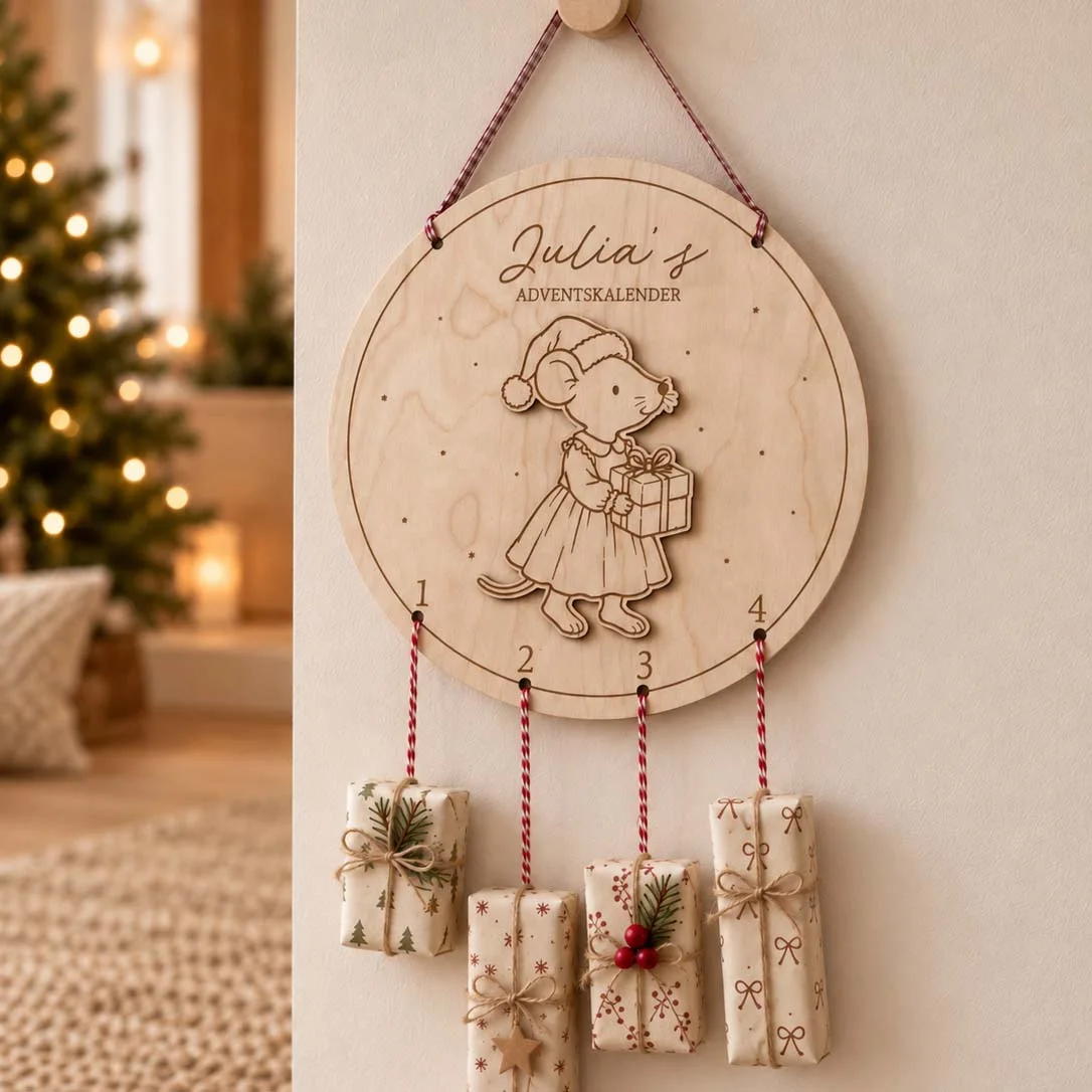 Adventskalender til pige – træ med navn og plads til 4 adventsgaver
