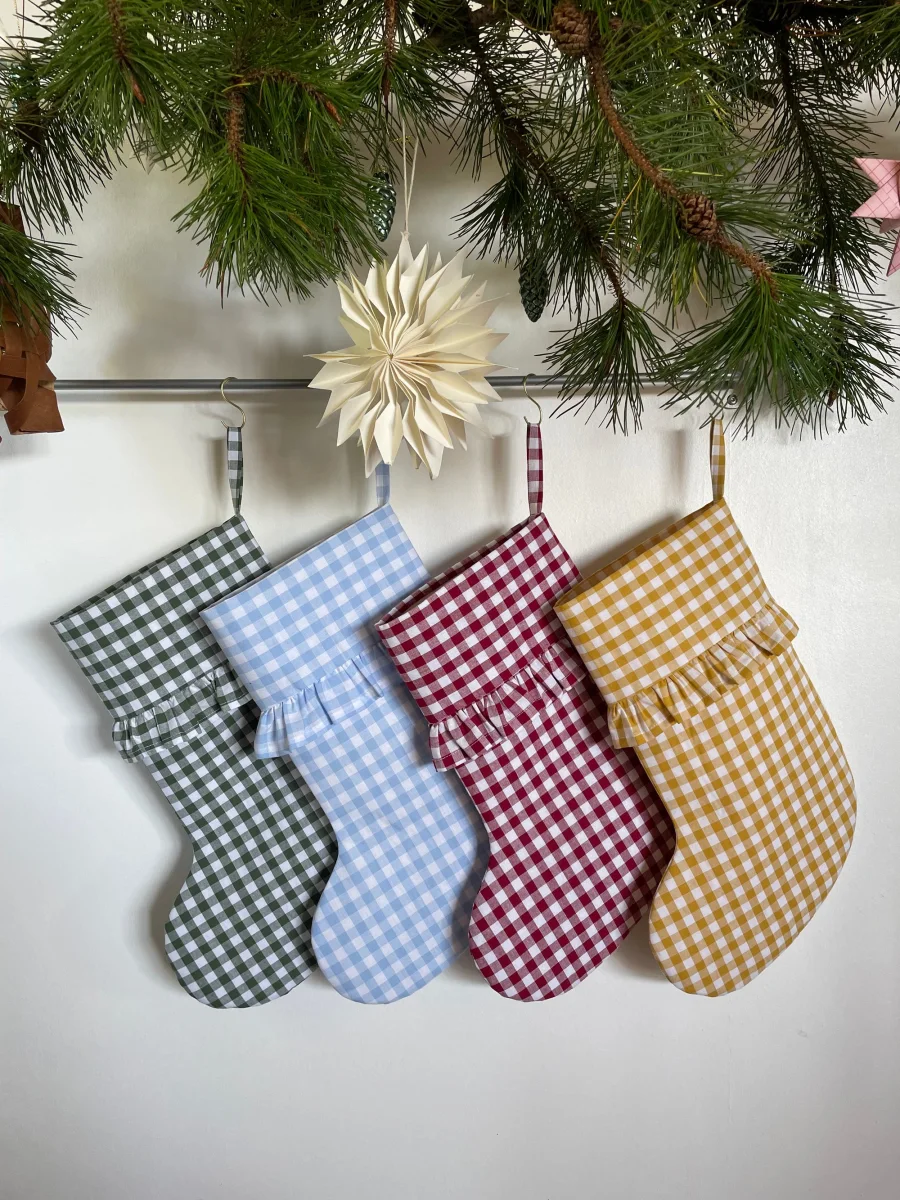 Håndsyet julesok i ternet bomuldsstof