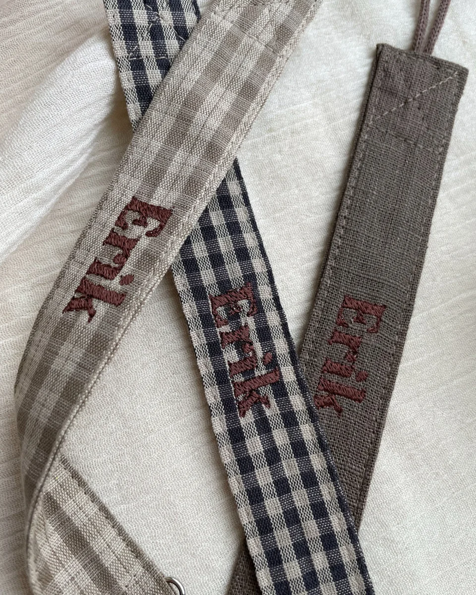 Tre suttesnore med broderet navn i varme, brune nuancer – billede 2