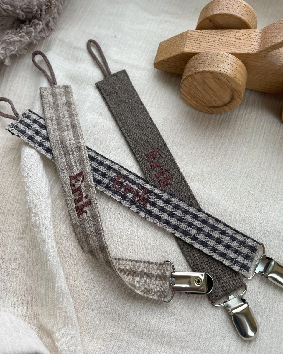 Tre suttesnore med broderet navn i varme, brune nuancer – billede 3