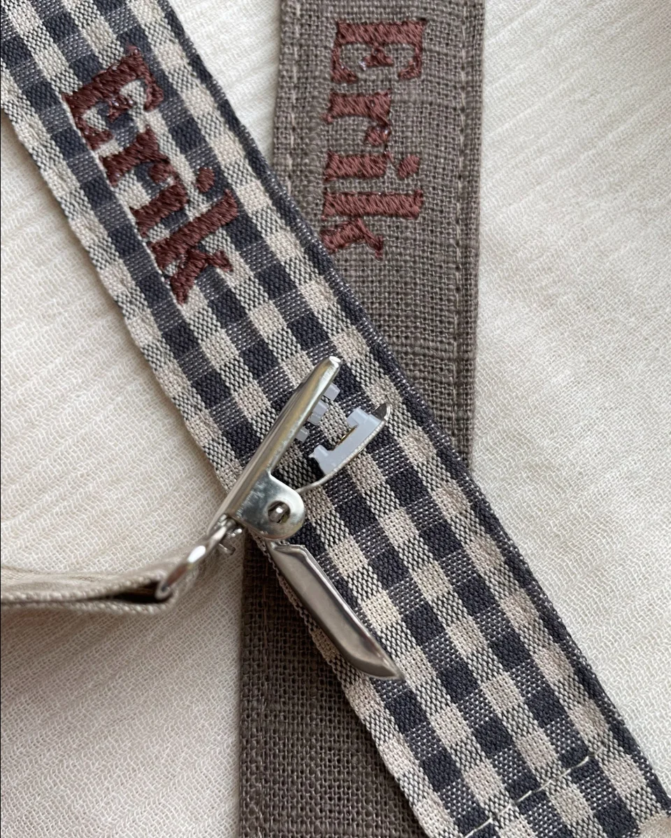 Tre suttesnore med broderet navn i varme, brune nuancer – billede 4