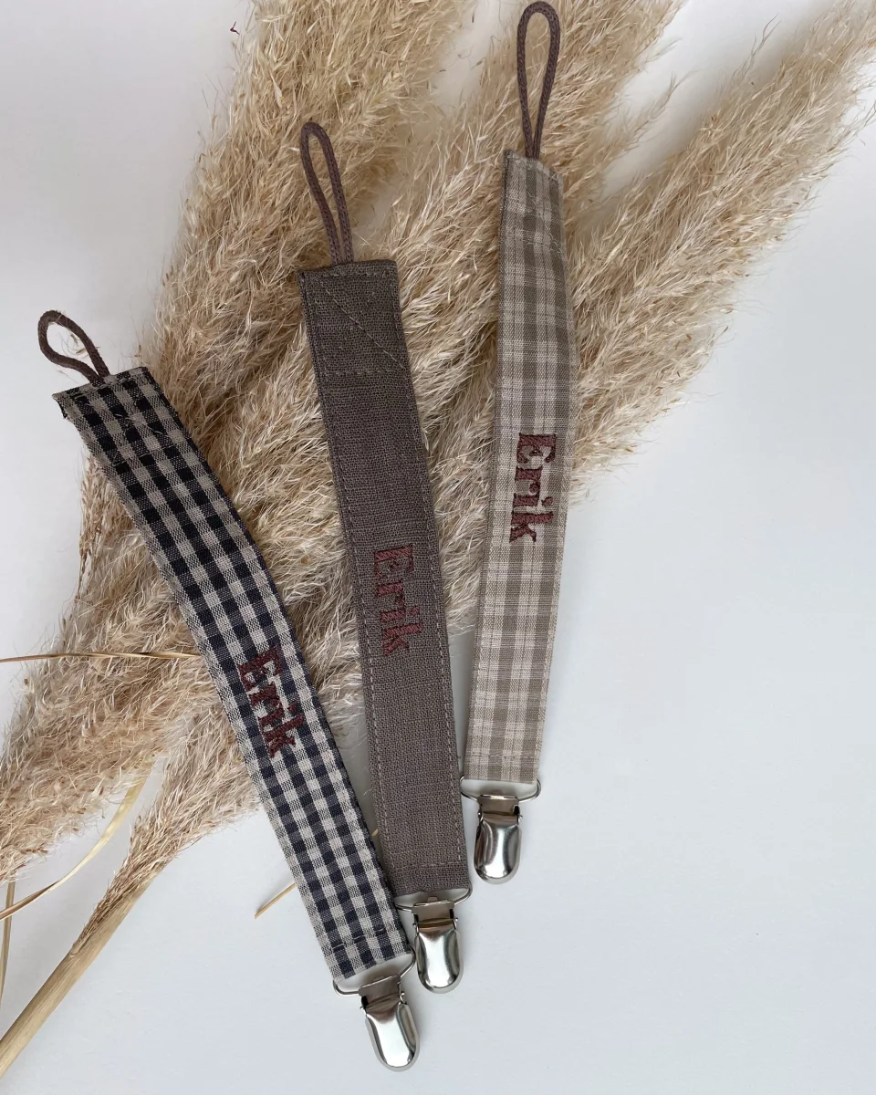 Tre suttesnore med broderet navn i varme, brune nuancer – billede 5